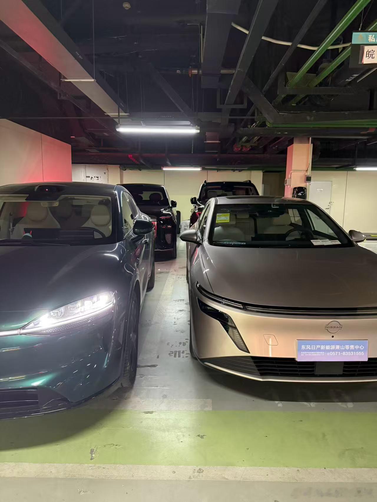 我家领导回到家给智界R7充电 看见家里地库停满后的反应….还好有几台车她不知道多