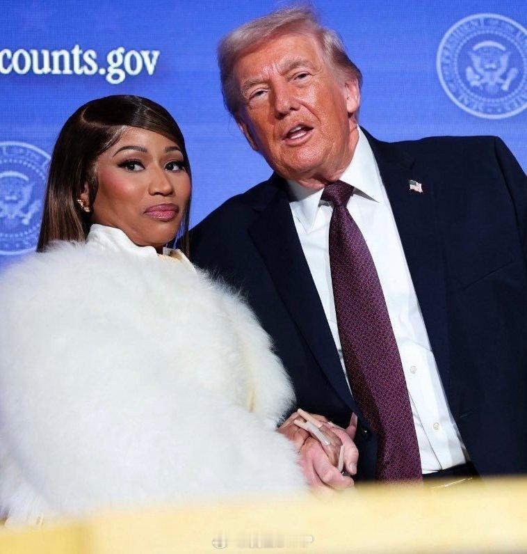 妮琪·米娜自称特朗普头号粉丝特朗普那只颜色发黑的手握住了妮琪·米娜的手。 