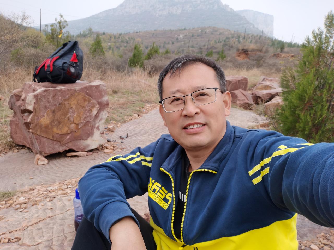 抽烟的男人是怎么想的？你知道吗？

1、他在阳台、厕所、门口外抽烟，是他爱家的表