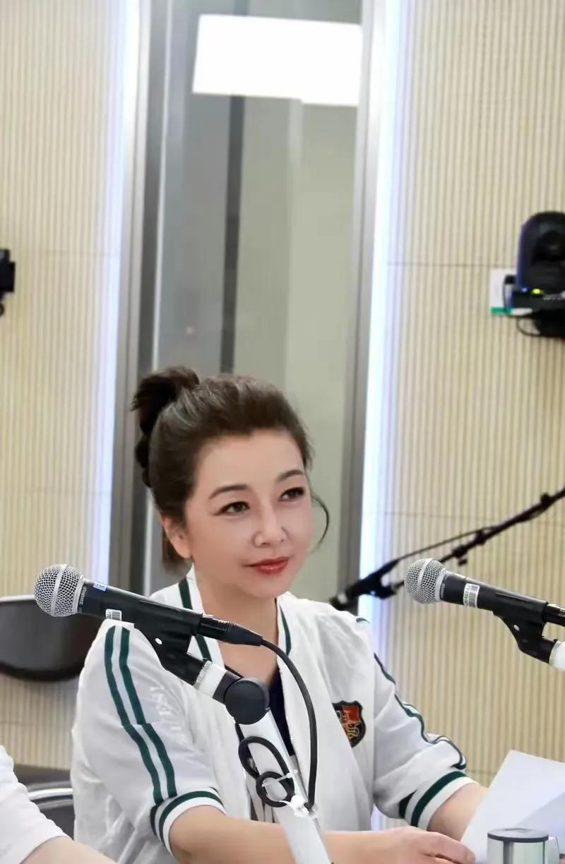她与男明星的缘分很奇妙，两个长得帅并且名气大的都被她主动提出分手了，最后挑了一个
