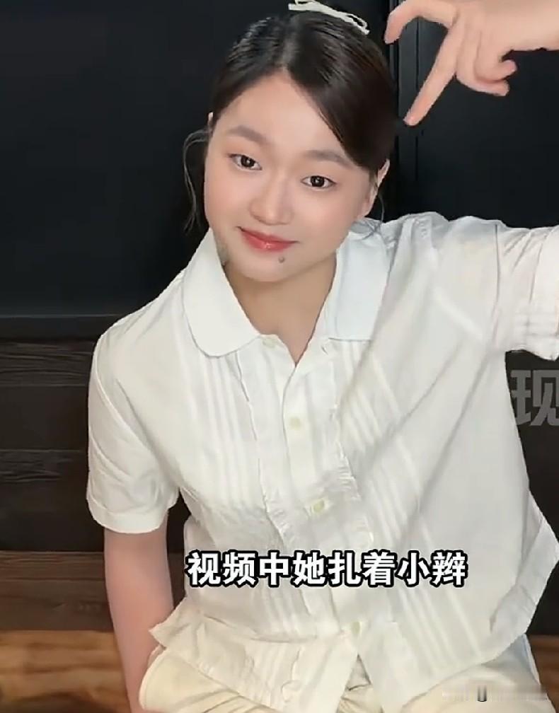 10月18号晚上，
全红婵时隔两个多月更新了社交账号。

一段手势舞视频，扎小辫