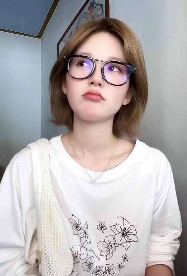 赵露思又直播了
最近几天开启了日播的状态，比很多专业主播播的都勤快，反而给自己增