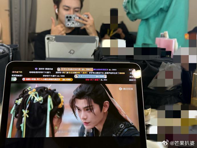 #赵一博晒自己看永夜星河#赵一博终于有空看《永夜星河》啦，他的分享让粉丝们兴奋不