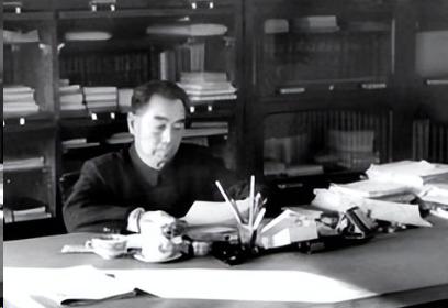 1949年，周总理准备向毛主席报告工作，路过中南海花园时，突然感觉到身后有一双眼
