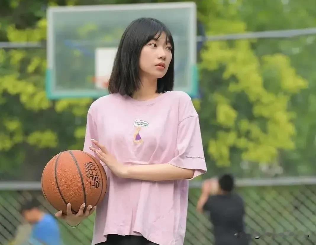 男生和女生一起打篮球，男生该不该让着女生呢？