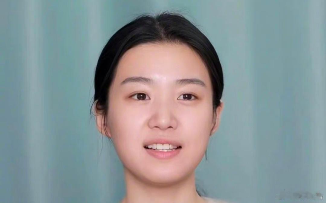 看卢昱晓的素颜就知道了，演员的门槛其实是很低的，月入208的条件就是这么简单，可