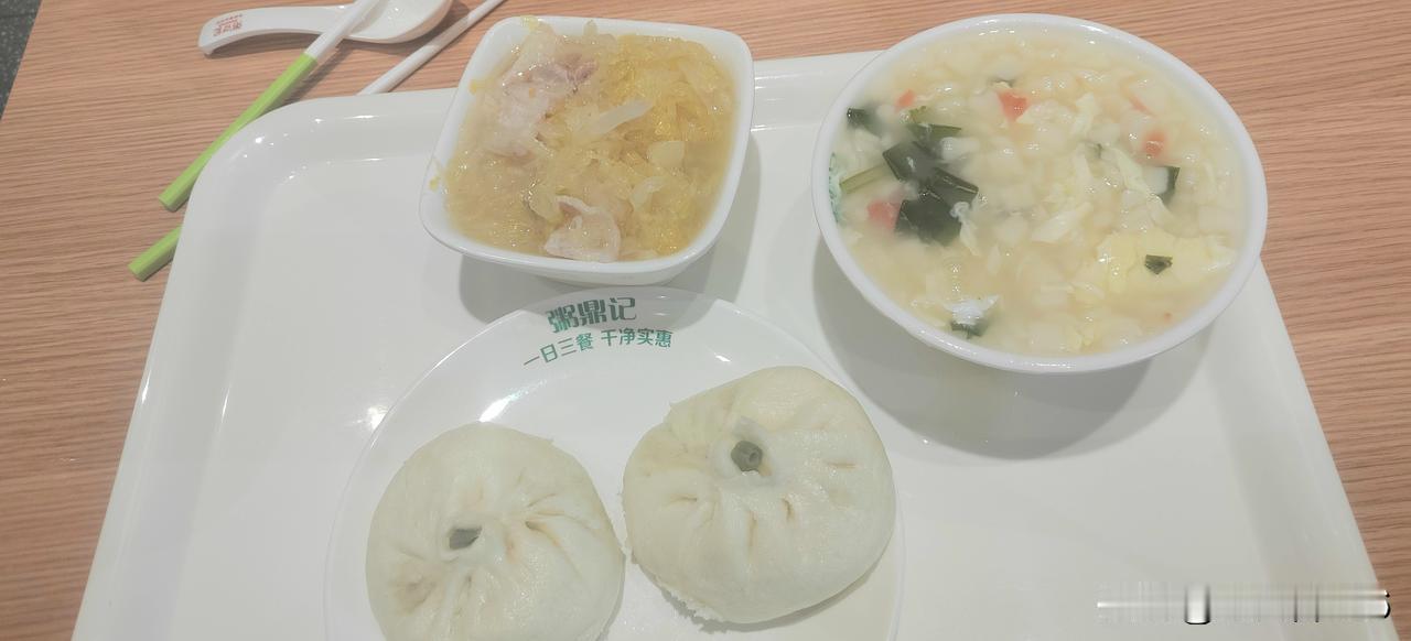 今天中午自己去饭店吃饭，要了这几样饭菜，总共花了十四元钱。我觉得对不起某个人。因
