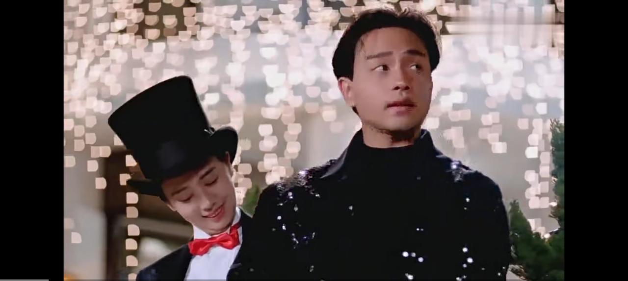 据说当年张国荣和这个女的真的拍拖过。当年张国荣也就是20出头，充满了年轻人美丽的