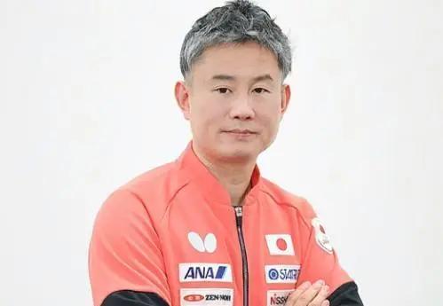 他去日本队当教练，满脑子就琢磨咋赢中国队。可他自己那两个亲儿子，却全都送到德国练