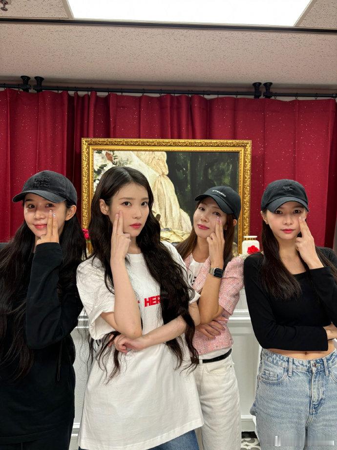 #曹璐与IU合照#iu唯一的师妹团，她也很疼爱fiestar！#IU与FIEST