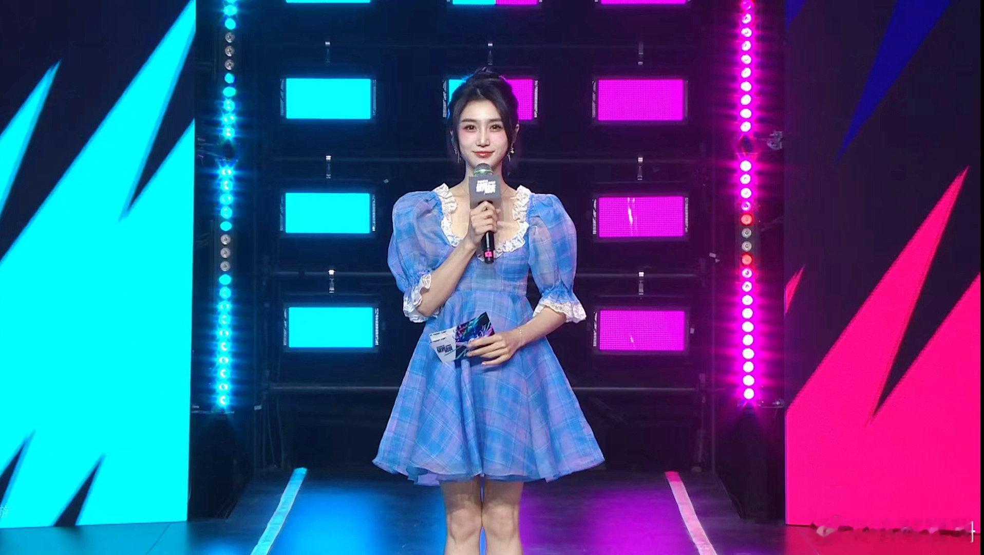 兄弟们 这个我是真喜欢，今天是在逃公主~[春游家族]女主持人小悠珊珊晒照：碎花裙