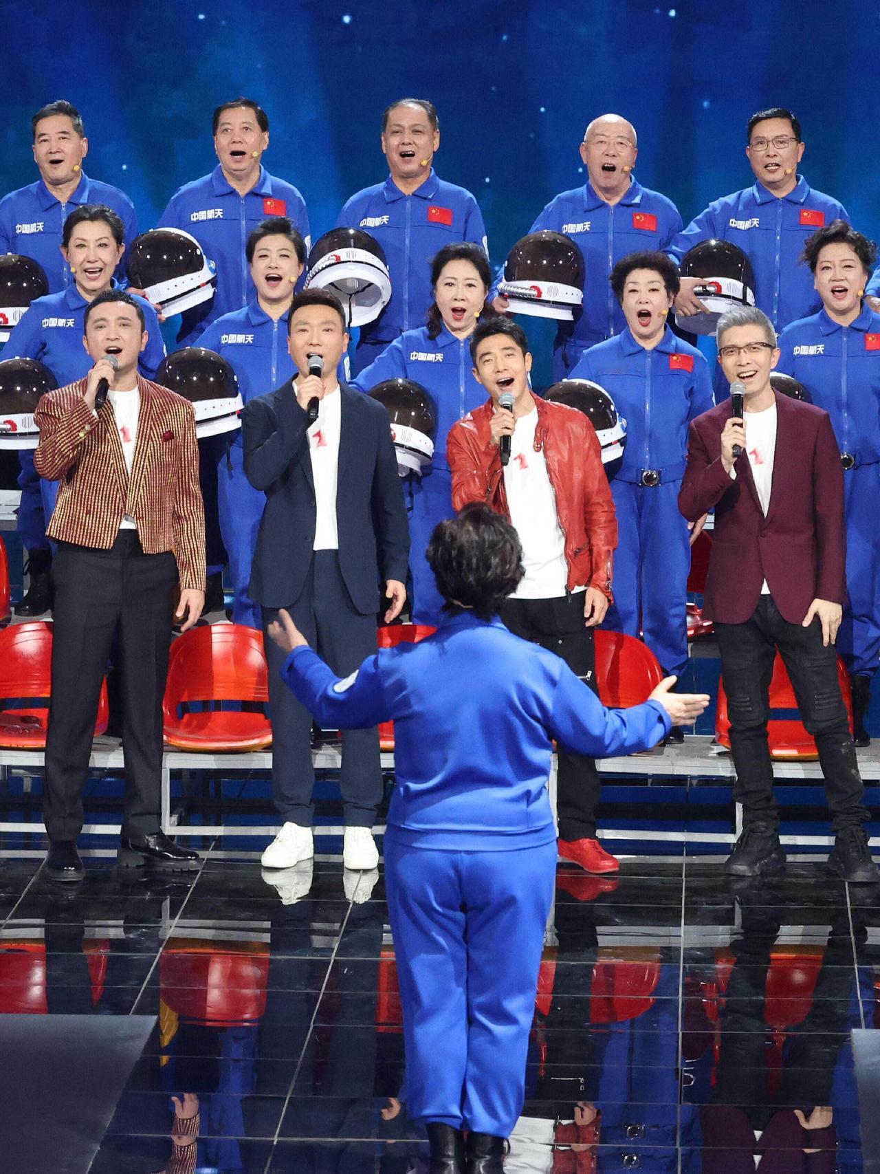 央视男团完全可以出道了，这才是主持人天花板级别，颜值不说，实力是出类拔萃！
这么