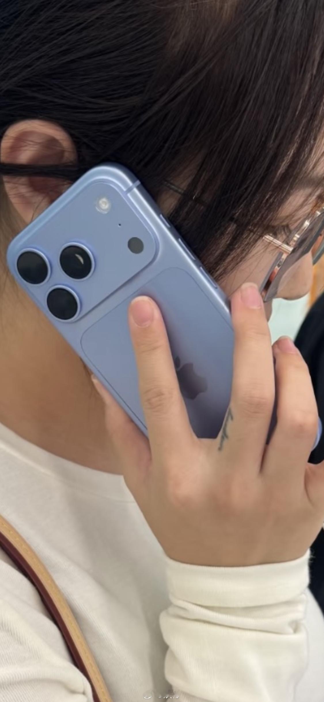 你说什么？大声点，我的iPhone 18 Pro Max 2TB冰川蓝听不见。 