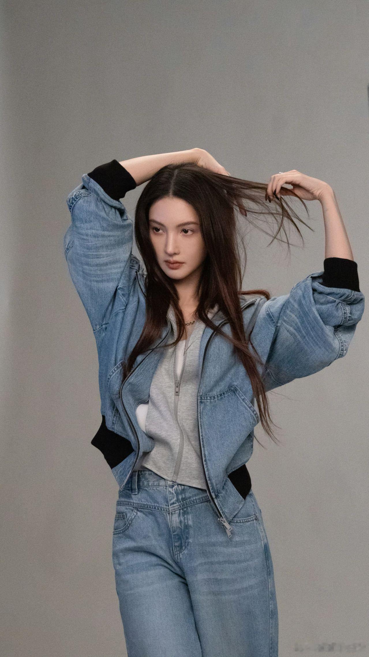 金晨 金秘书 金晨的状态真的是越来越好了！黑色毛衣和盘发的搭配，职场女王的气质被