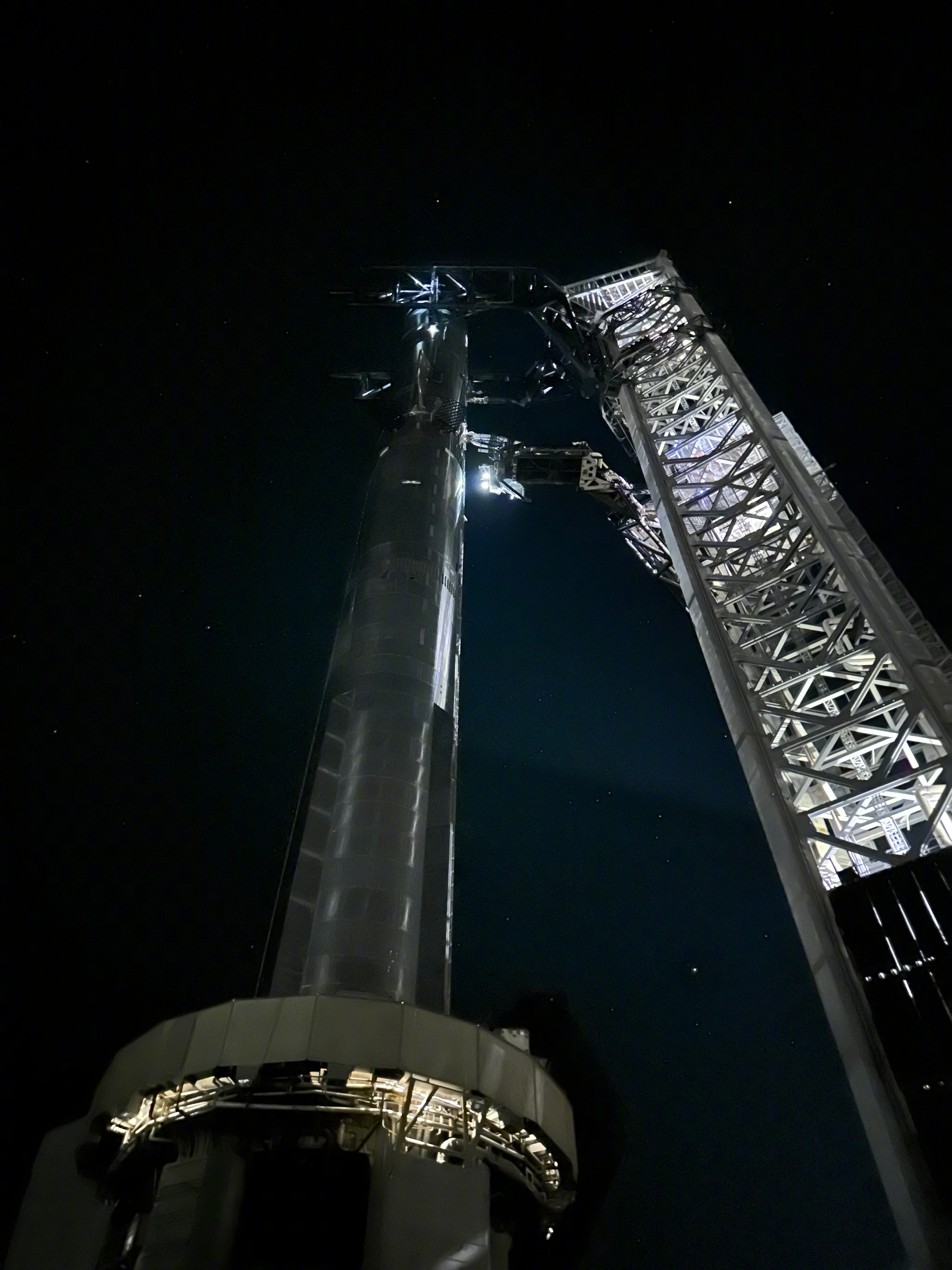 星舰第二次发射的前夜，图源已到星舰基地的马斯克。 ​​​