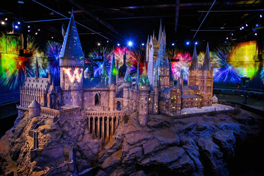 华纳工作室东京之旅推出特别企划“魔法恶作剧”，大厅里出现了烟火、骑扫帚的双胞胎和