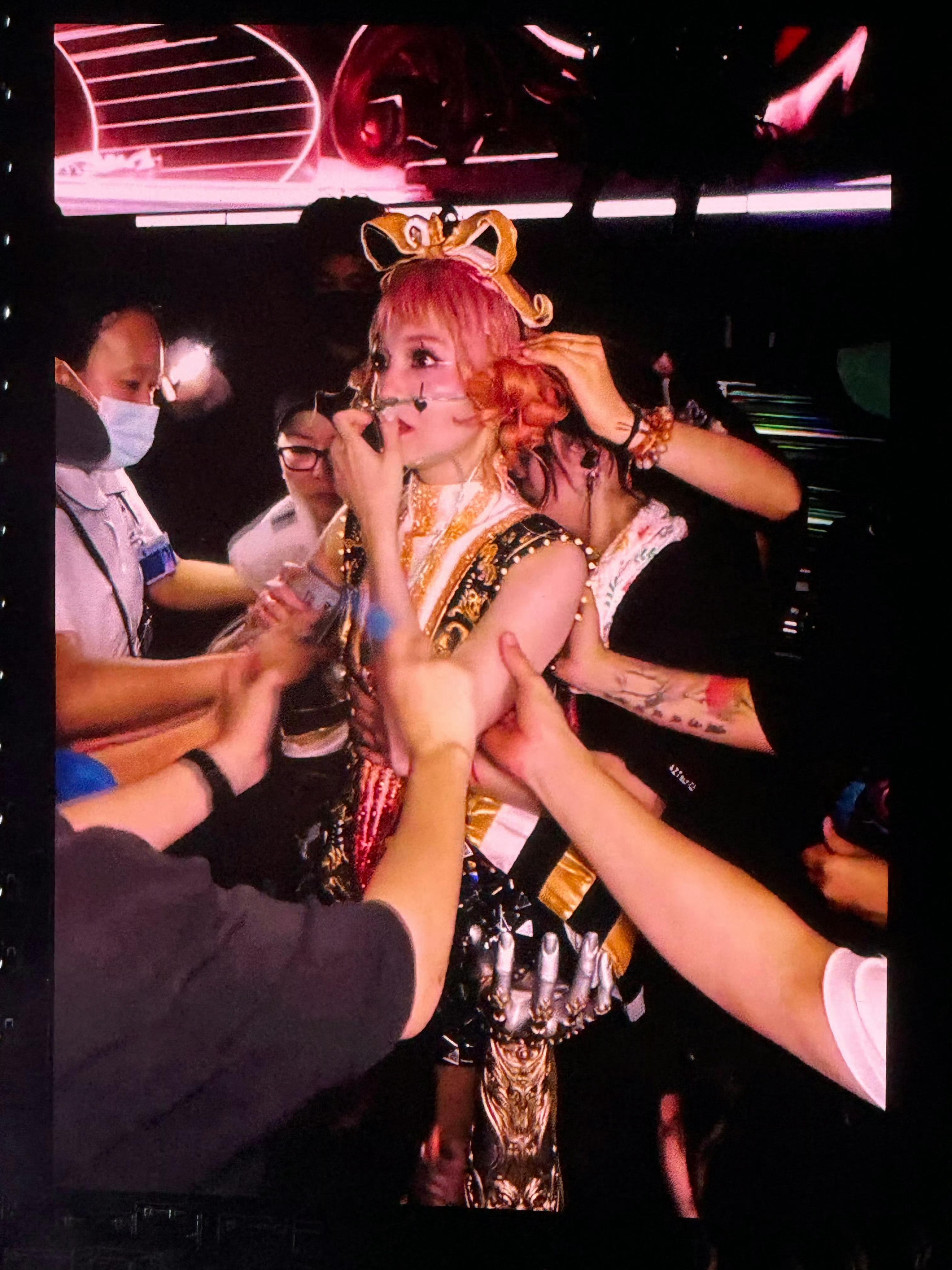 张韶涵演唱会吸氧场馆闷热加上厚重演出服，姐姐心脏负荷过大，现场吸氧紧急休整，大屏