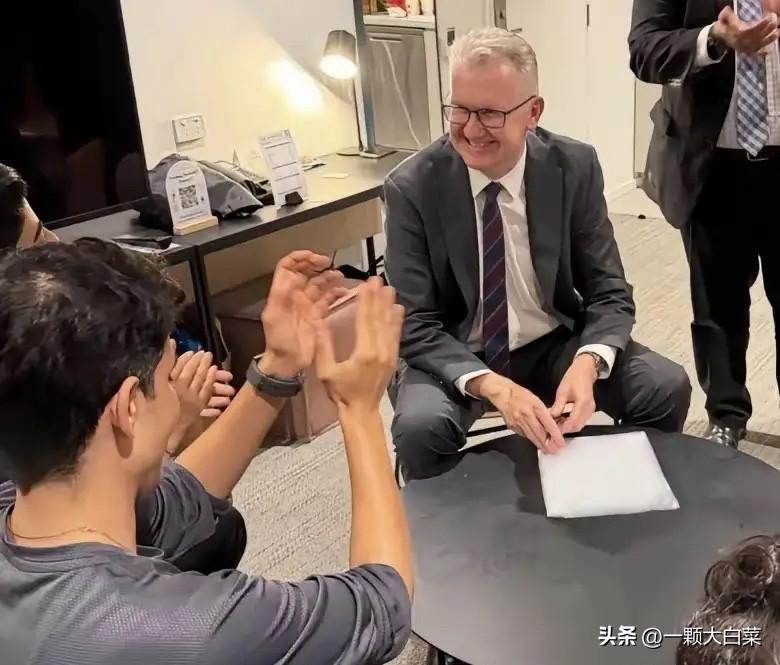 澳大利亚终于出手了！

今天凌晨，澳大利亚内政部长亲自赶到酒店，给5名伊朗女足球