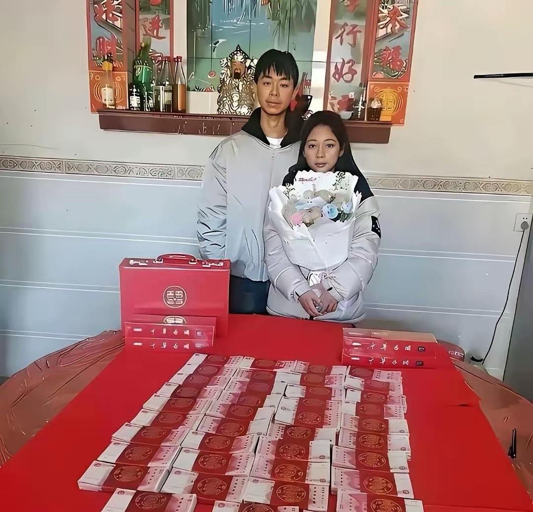 果然不是钱越多越开心！
满桌钱，两人都笑不出来；
几叠钱，两人都笑的很开心！