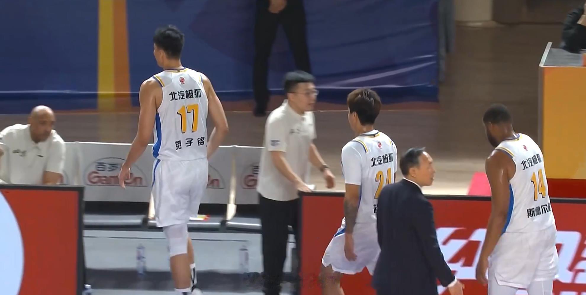 新疆男篮vs北京男篮 范子铭首发还可以，开场4分钟拿了6分！ 