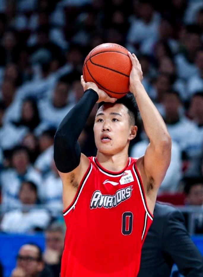 急停拔起，球刚离手，黎巴嫩防守球员的大手直接把球死死按在半空。

世预赛这两场，