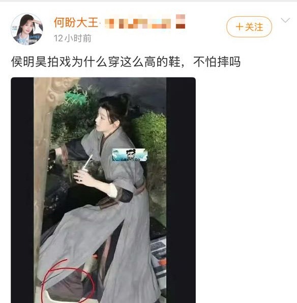 怎么了？鱼丝对着侯明昊这张建模脸已经挑不出任何瑕疵了 开始盯着人家🦶🏻了？不