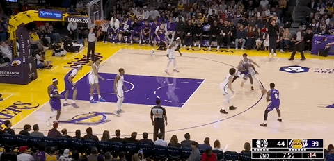 在今天湖人对阵篮网的比赛第二节，詹姆斯传给空位的布朗尼，布朗尼把握住了机会，投进