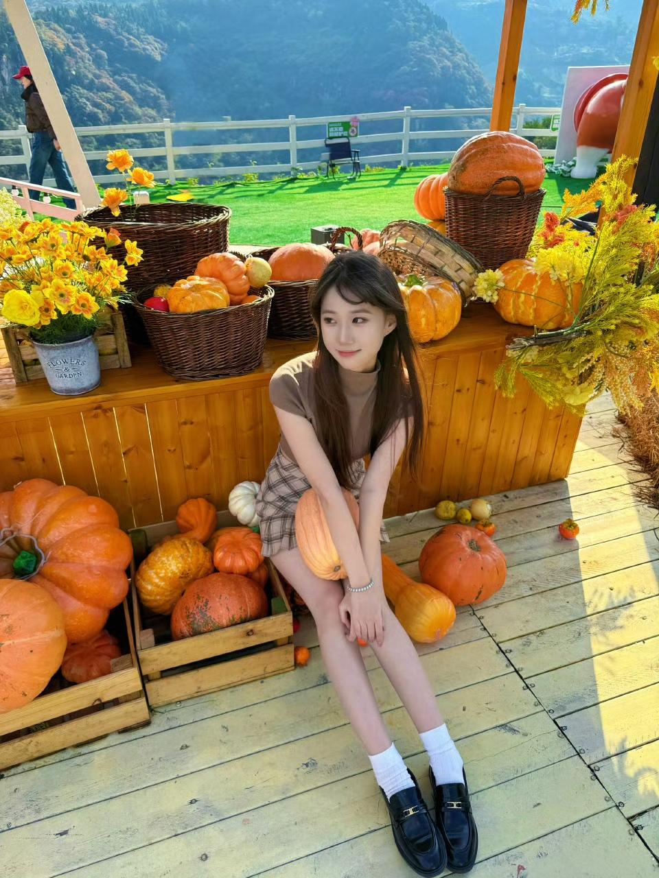 秋日田园风，少女与南瓜的温馨时光🍂🎃🌸