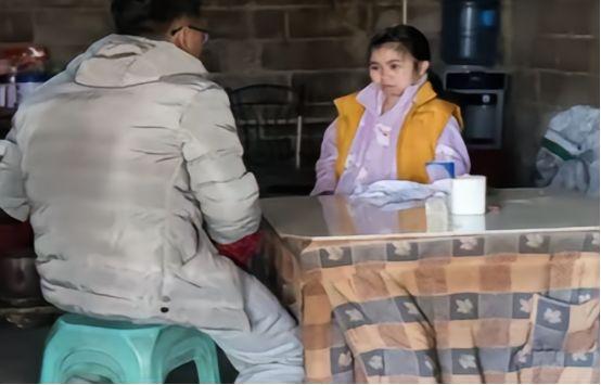 2019年，陕西一男子爱上了女网友，千里迢迢去表白，没想到，女孩是双腿残疾，靠捡