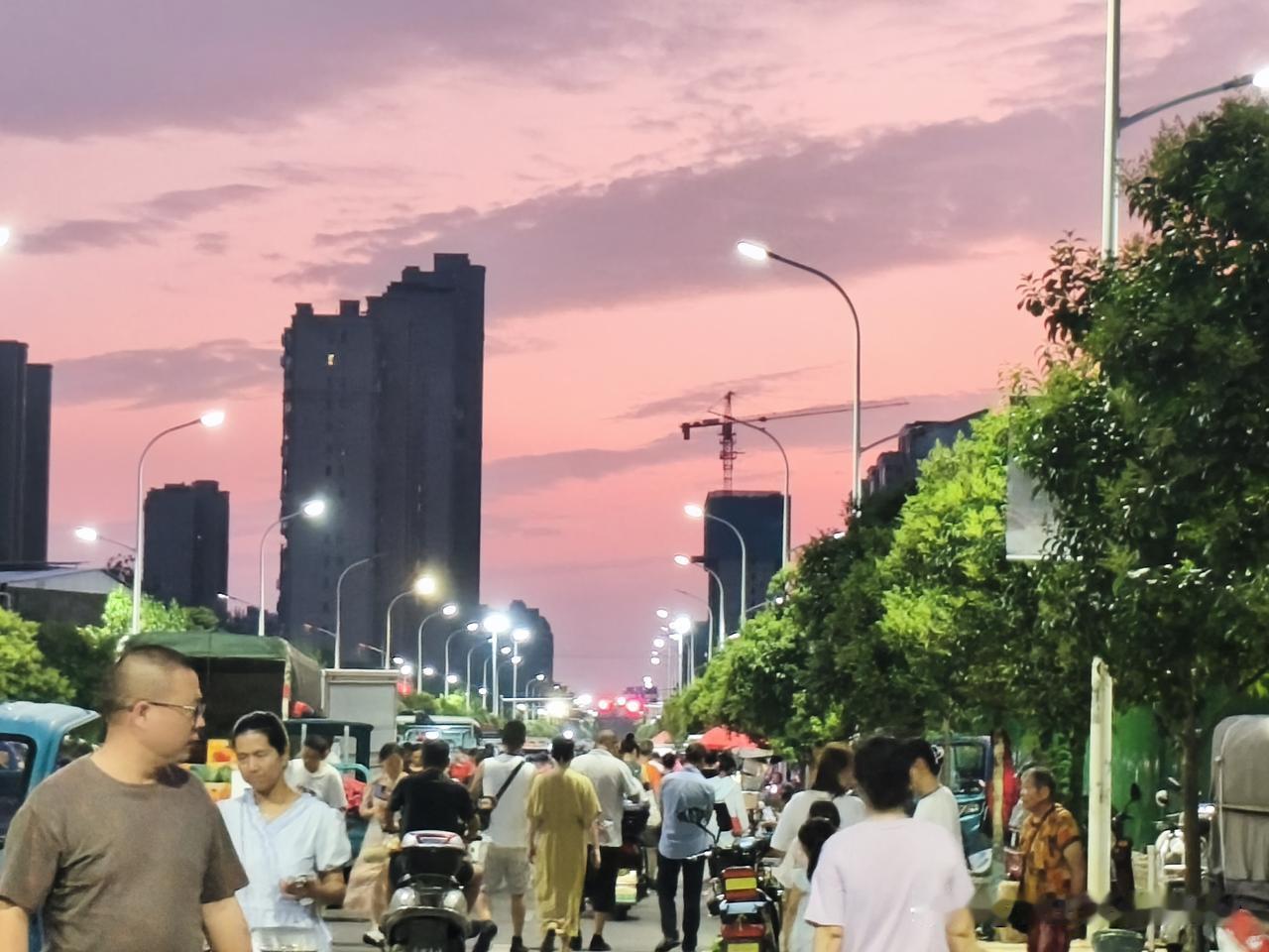 湖北应城，今天应该是最后一天逛纬六路的夜市了吧，听好多人说网红街明天就要搬到新地