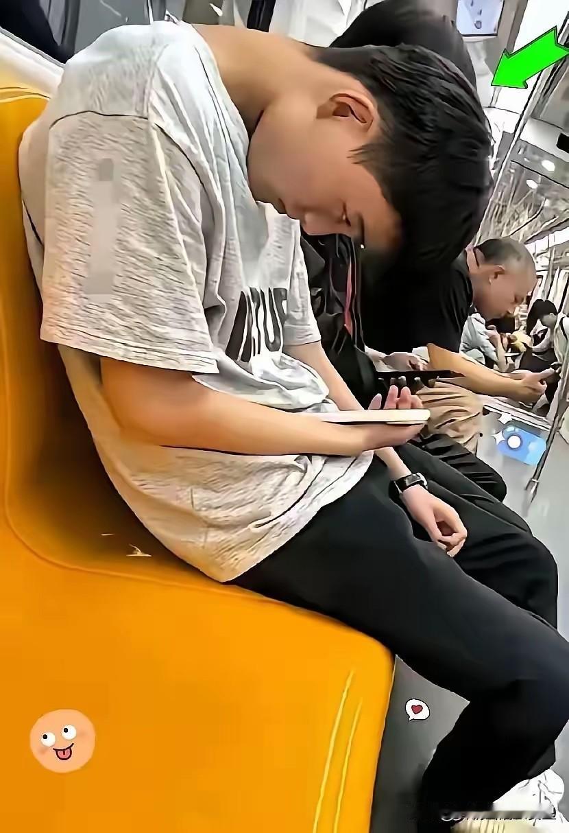 太惊悚！头掉下来垂在胸口，年轻人地铁上低头玩手机的瞬间，折射出现代人对手机的依赖