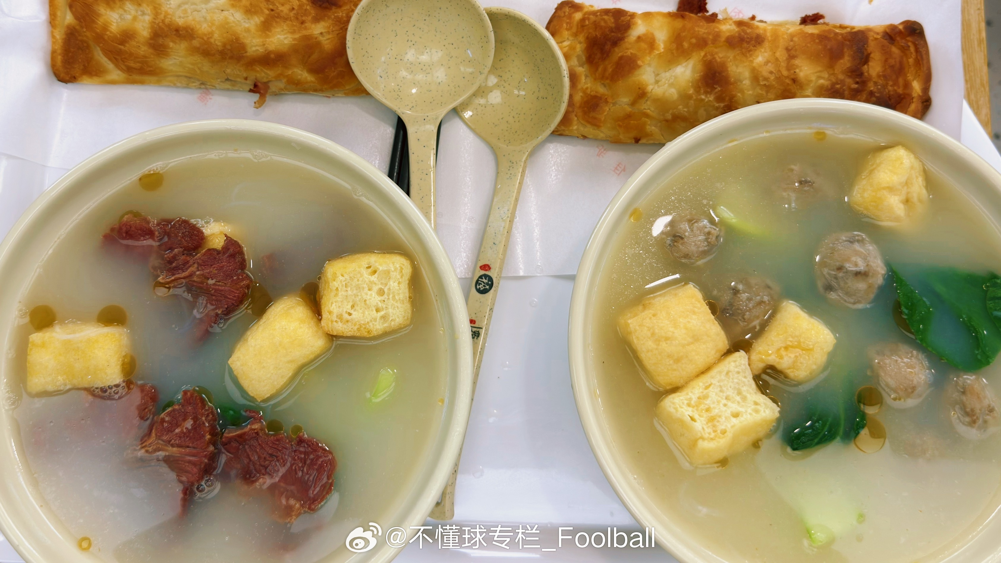近期看球太多的后遗症：在机场值机想问“有没有安全通道旁边的位置”，脱口而出是“有