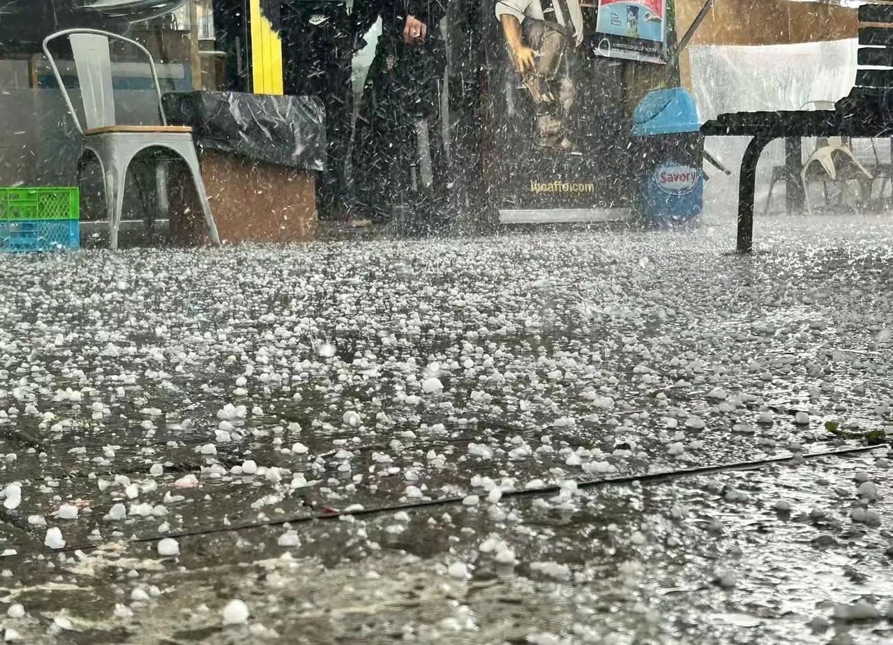 冰雹下足十分钟，智利车主这波血亏。🌨️突降整整十分钟冰雹，户外停放的车辆全都遭