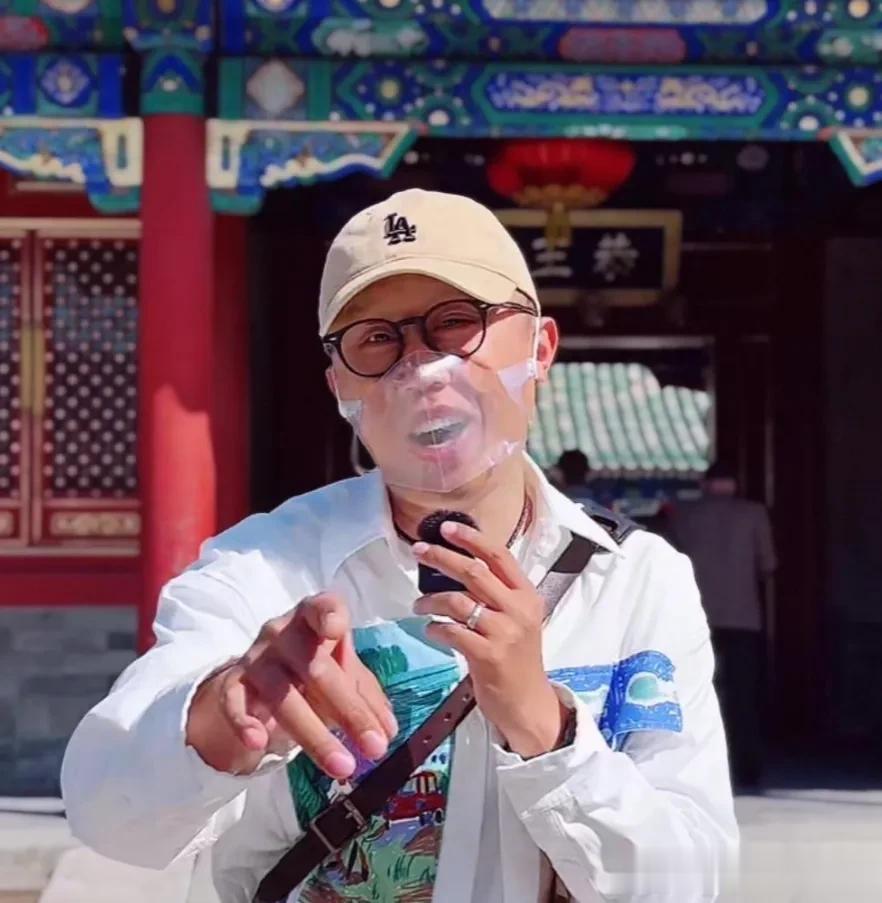  
前段时间在家刷抖音发现一个旅游创作者（遇见皮皮健），四十多岁的中年人了，全然