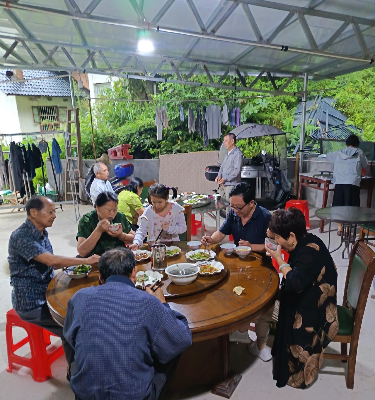 这次避暑度假，是在江西靖安中原乡。

2023年，陪我二姐去过一次，印象特别好。