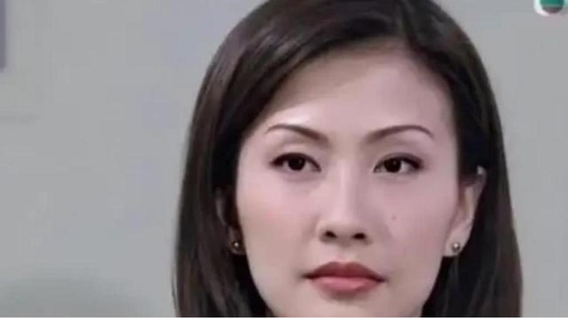 2001年，陈慧珊为了抱紧梁锦松的大腿，主动抛弃了自己的丈夫，不曾想，梁锦松却因