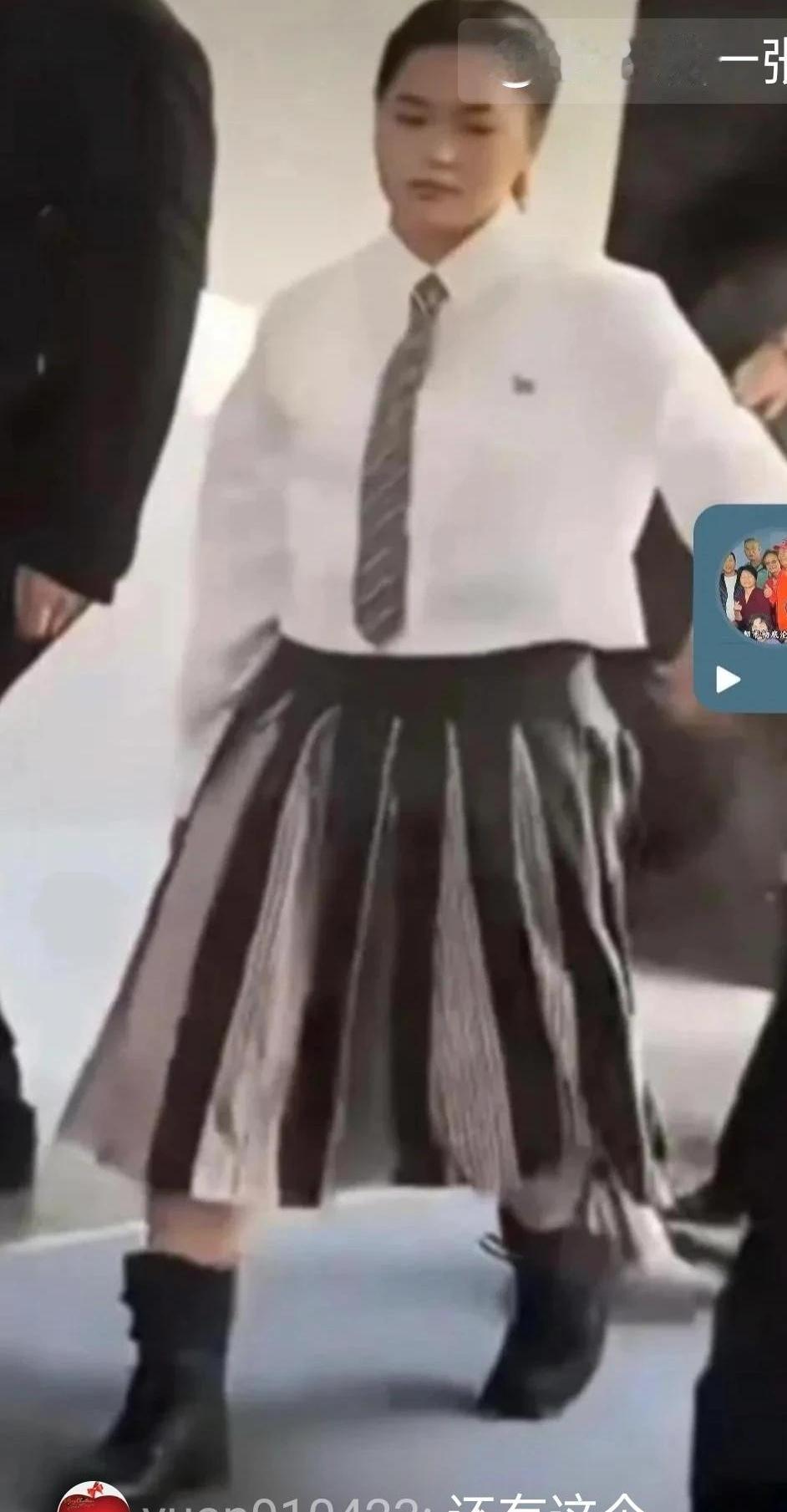 宝子看了全谣子们无底线的P图和狂捧非常生气，她说本驾都胖成这样了，你们还夸让我怎