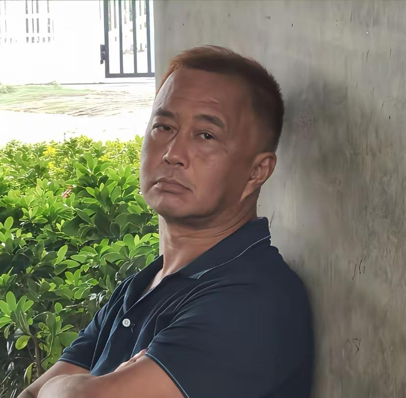 “流浪大师”沈巍屡遭举报直播被荒废主要沈巍受的六七十年代的教育。生在红旗下，长在