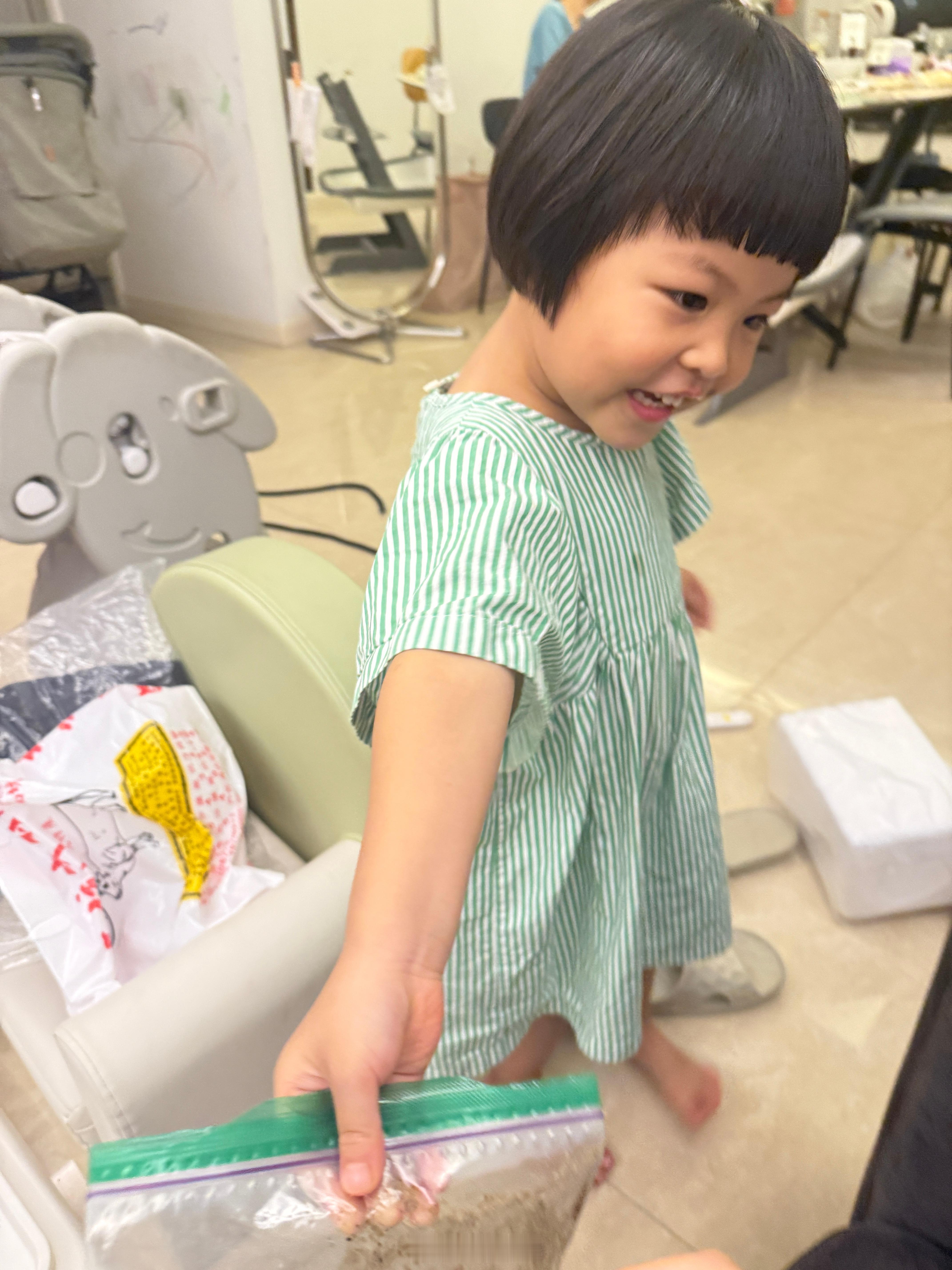 球宝捉了一袋螃蟹回来，说要养螃蟹怎么养啊