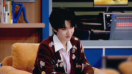 贺峻霖神模仿唐国强贺峻霖模仿唐国强甩头归位的动作，我能循环十遍！从专注游戏时的刘