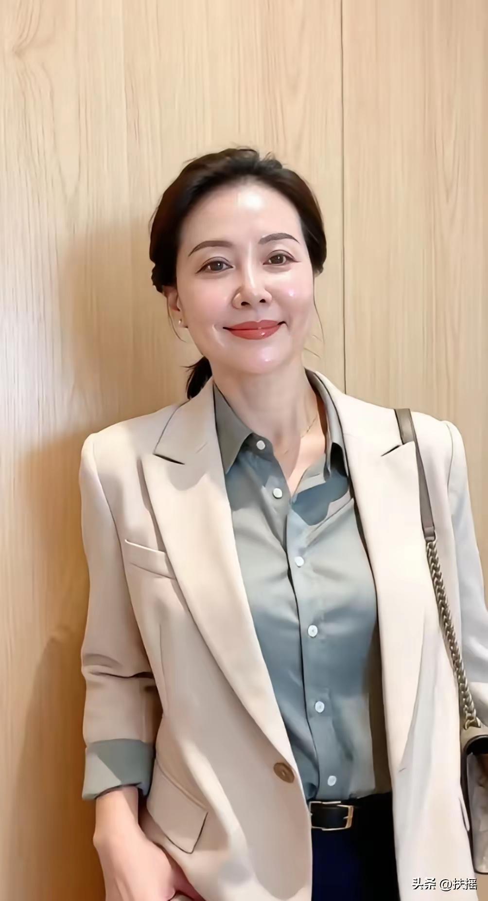 朋友们，下面图片中的两个女人，都是40岁的年纪。看她们的身材不胖不瘦的，长相也非