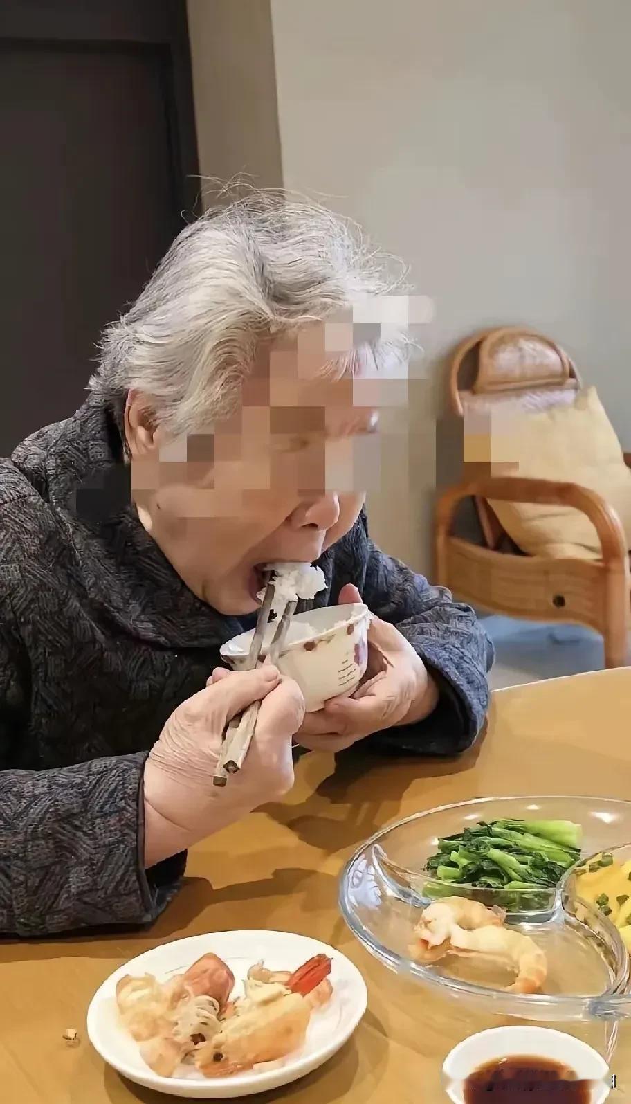 独居老太太儿子出轨，丢下老婆和年幼的儿子跟着小三过去了。儿媳妇不愿意改嫁，要独自