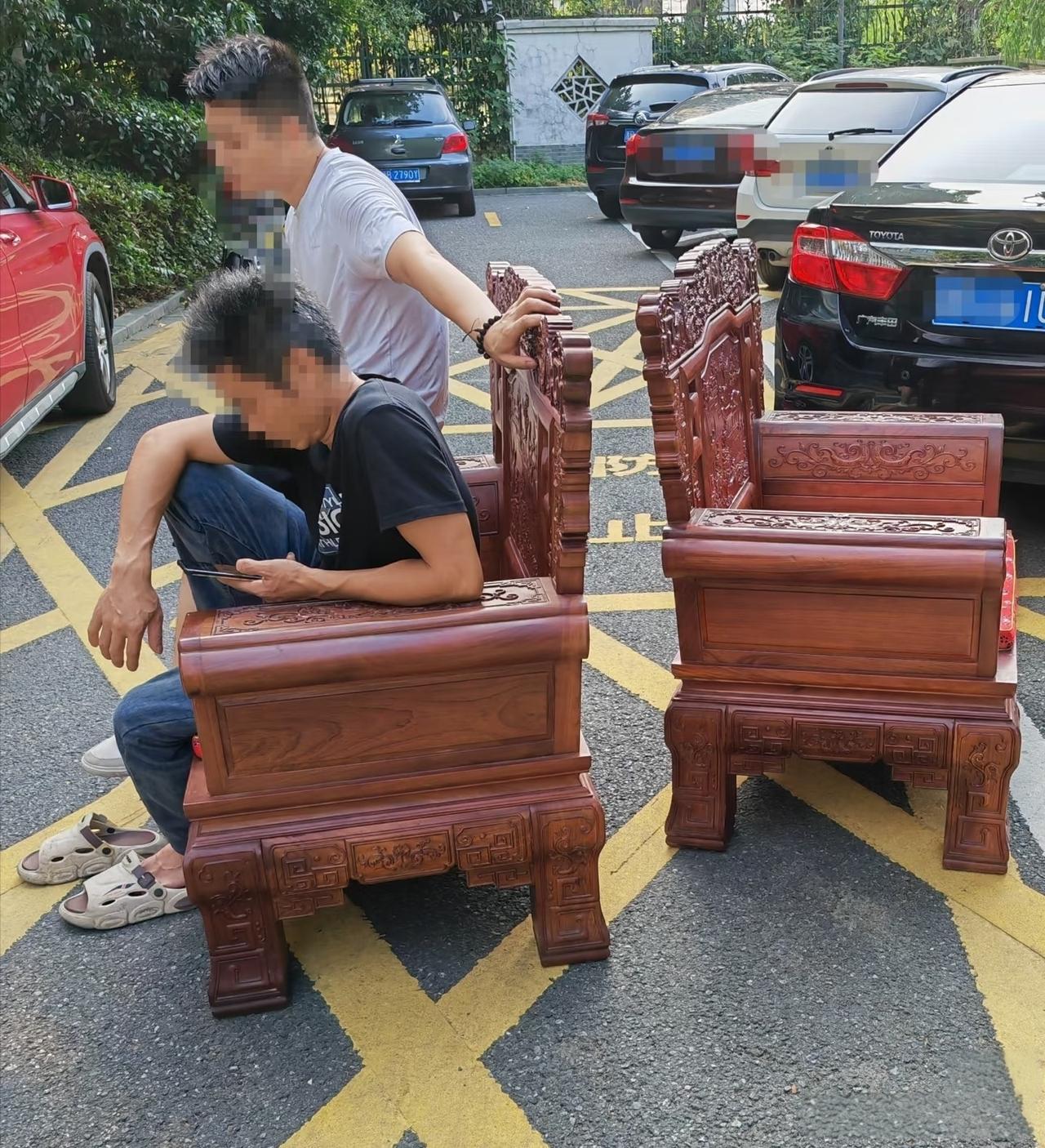 小区里的一位老大爷走了。

他的子女办完葬礼后，今天把他养的几盆花草和旧家具都堆