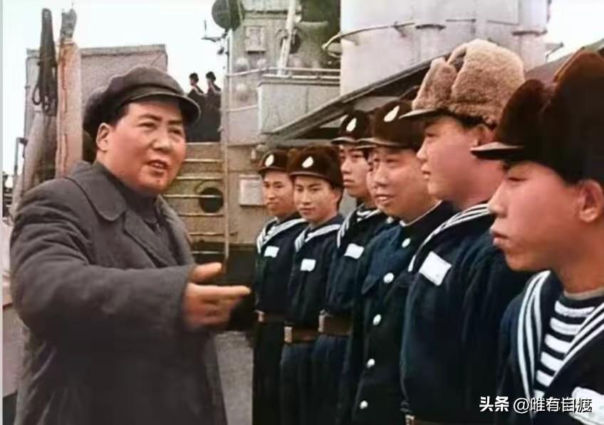 我记得当年发布这张照片时，还配有毛主席的最高指示：我们一定要建设一支强大的海军。