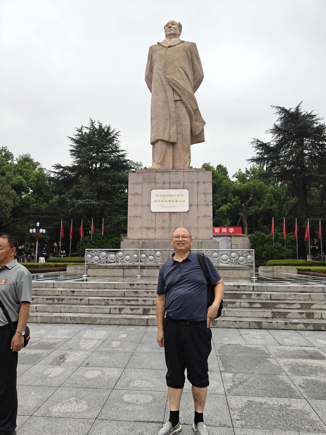 东方红广场塑像修缮一新，山河不忘伟人风骨
 
今年是毛泽东同志逝世五十周年。位于