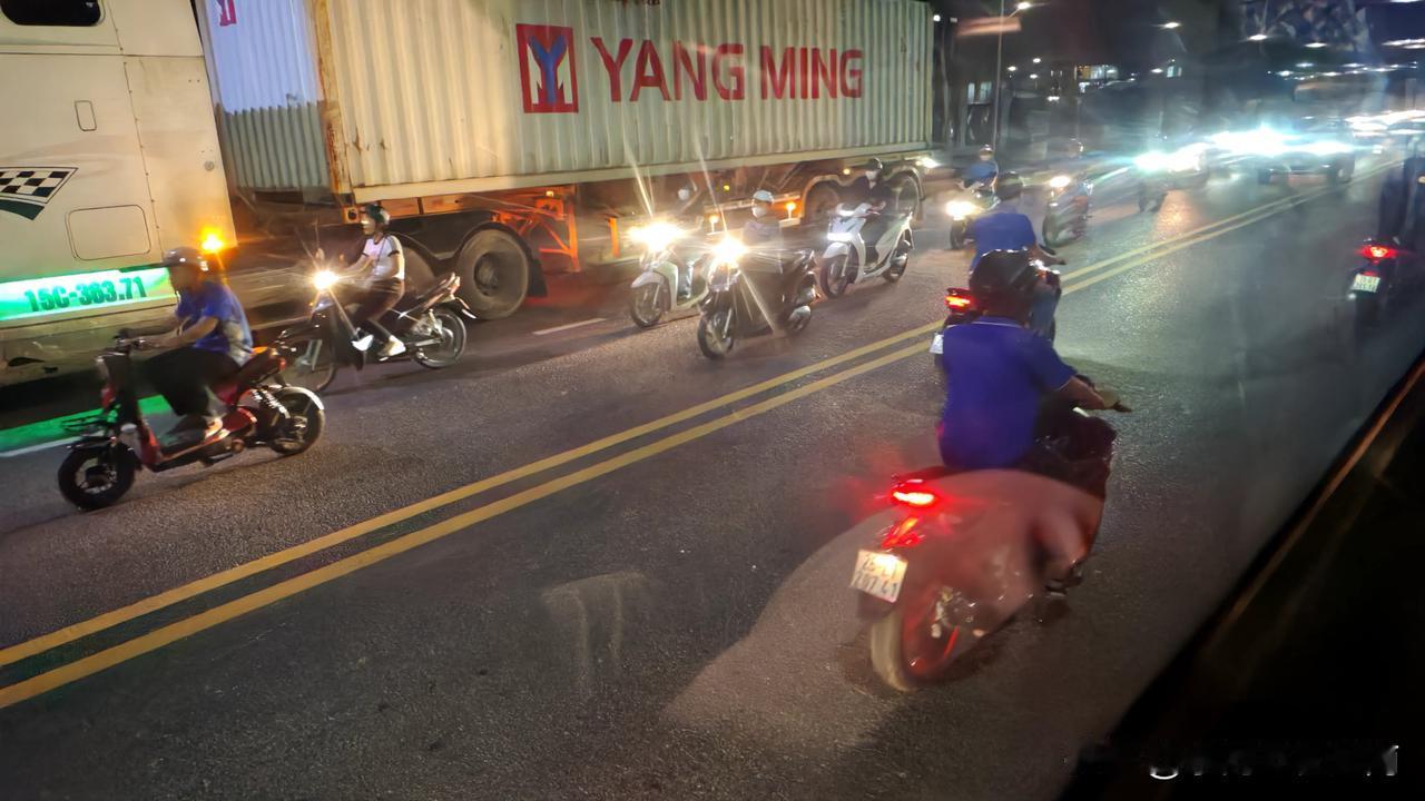 夏天来了，天黑得很晚。
晚上20点，坐上了回宿舍的大巴车。
路上这些越南人，你可