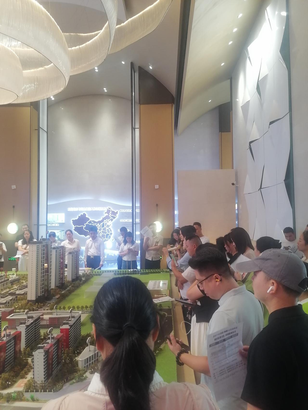 大家好，我是星仔，工地改行在长沙做中介的十一天，妈耶，看了个大热闹，一个新盘，里
