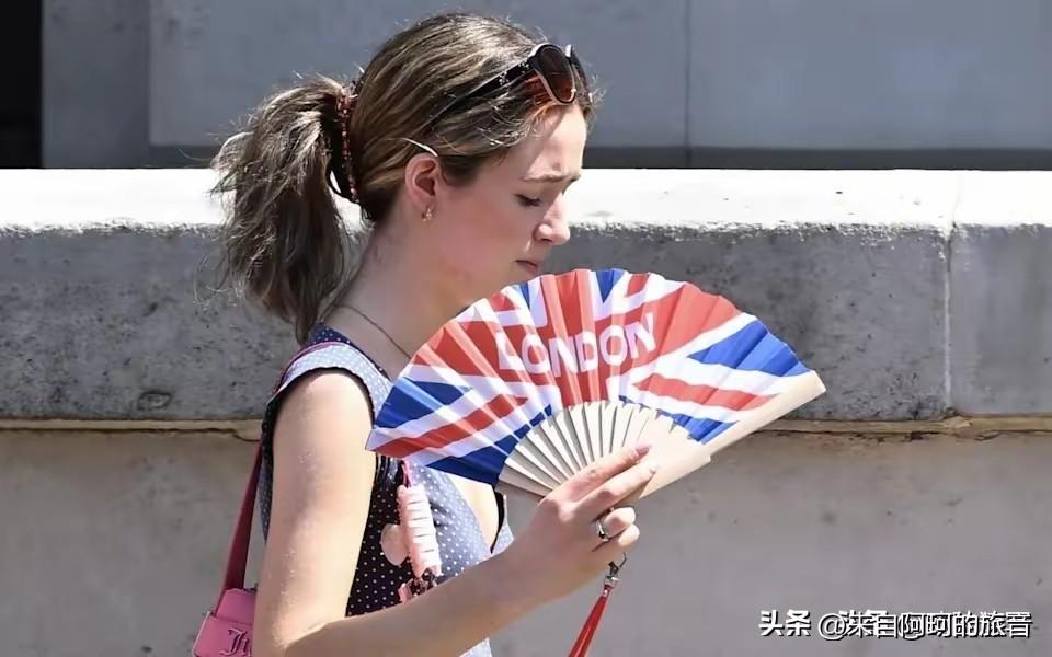 卡姆登议会的人找上门来让一楼的住户把两台空调拆了。理由是这东西排二氧化碳太多不符