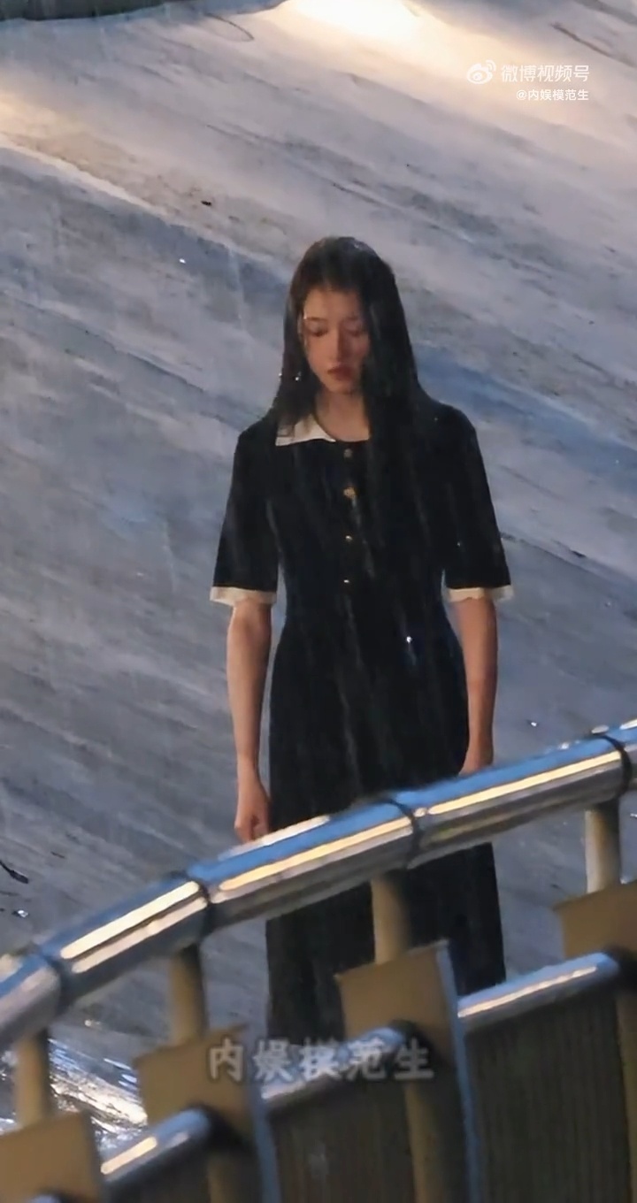 关晓彤淋雨也这么美吗…关晓彤孟露莎