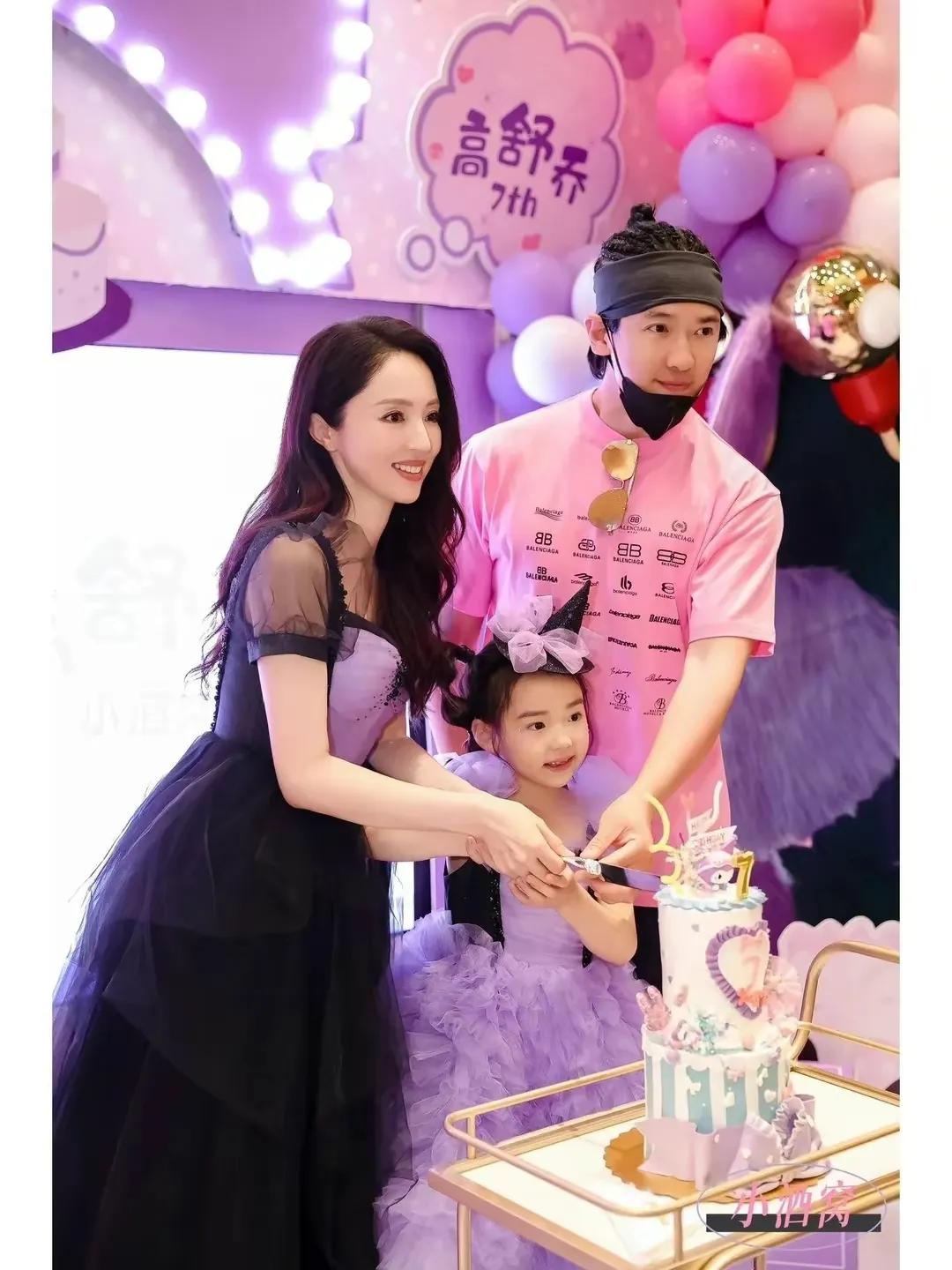 他俩离婚应该后悔了吧！最近又合体给女儿过生日，一家三口看起来挺默契。想复婚谁也迈